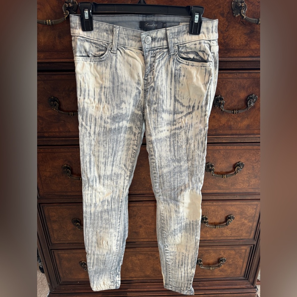 Level 99 Janice Ultra Skinny, detail with a fun zipper at the ankle. Feels soft